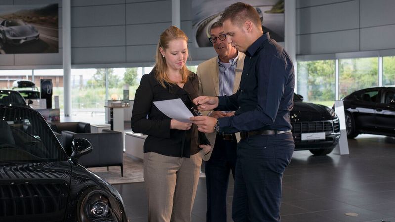 Bei der Kundeninformation zu bestehenden Mängeln am Fahrzeug müssen Autohändler genau die gesetzlichen Vorgaben beachten. (Bild:  ProMotor)