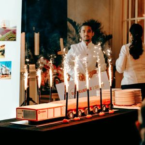 Zum 40. bestehen des Scheuerle-SPMT gab es eine eintsprechend gestaltete Torte, die das Transportsystem darstellte.(Bild:  TII Scheuerle)