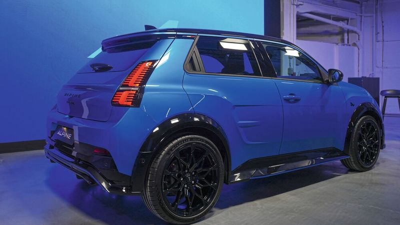 Steilheck: Der kleine Spoiler und der Diffusor sollen die Effizienz verbessern, die Reifen wurden von Michelin maßgefertigt. (Bild: Renault)