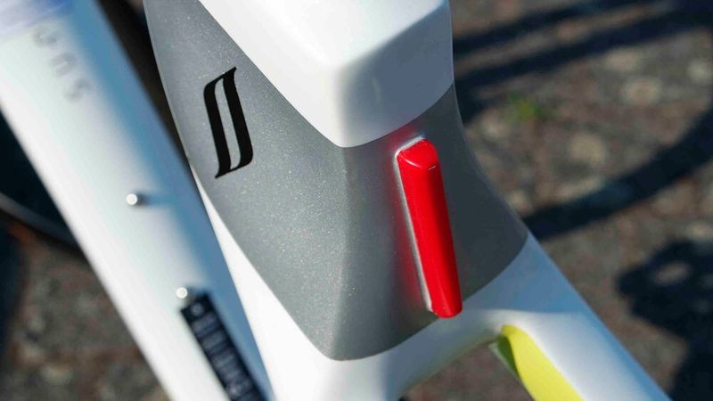 In den Rahmen ist ein LED-Rücklicht eingelassen. Das Finish der Lackierung bietet speziell an dieser Stelle noch Verbesserungspotenzial. (Bild: sp-x / Mario Hommen)