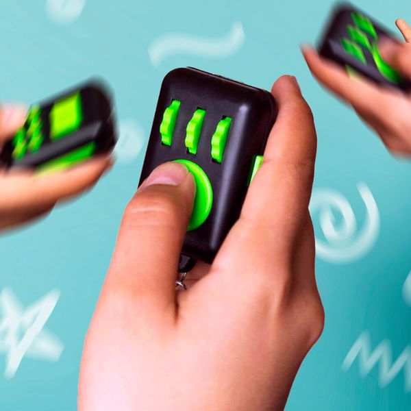 Ganz gleich, ob bei der Arbeit, in der Universität oder während des Schulunterrichts: immer gibt es jemanden, der rumzappelt, an den Nägeln kaut oder pausen- und eigentlich auch grundlos hinten auf dem Kugelschreiber herumdrückt. Für genau diese Leute gibt es den Fidget Schlüsselanhänger – Anti-Stress-Gadget. Mit seinen Schaltern, Hebeln und Rädchen befriedigt er sozusagen die Grundbedürfnisse eines wahren Zappelphilipps. Der Anti-Stress-Anhänger kostet bei Minsterzeug 12,99 Euro. (www.monsterzeug.de)