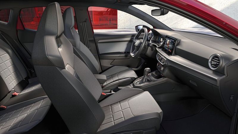 Der Innenraum bleibt aufgeräumt, allerdings sorgen neue Materialien für eine wertigere Anmutung. (Bild: Seat)