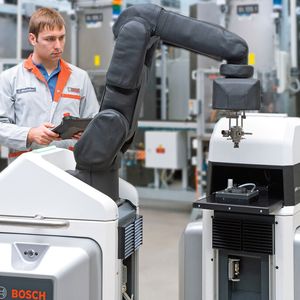 Bild 1: Flexible Automatisierungslösung: der Produktionsassistent (li.) und das optische Prüfsystem „Apas inspector”.