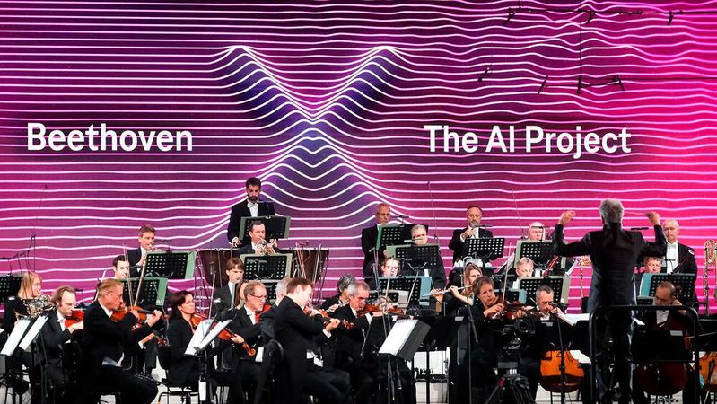 Das Beethoven Orchester Bonn unter der Leitung von Generalmusikdirektor Dirk Kaftan präsentierte die 10. Sinfonie. 57 Musikerinnen und Musiker an 18 unterschiedlichen Instrumenten standen gemeinsam mit dem Organisten Cameron Carpenter auf der Bühne. (Bild:  Deutsche Telekom)