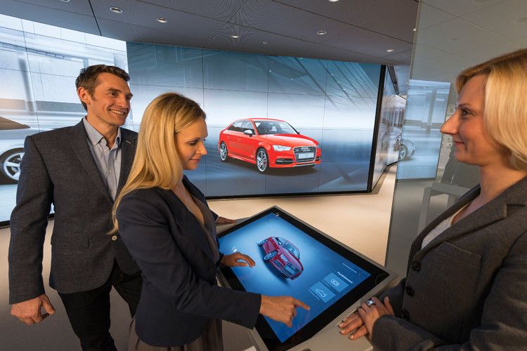 Die Konfiguration erfolgt über sogenannte Multitouch Tables. (Foto: Audi)