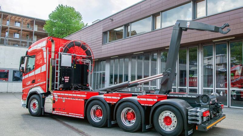 Der Vierachser wurde von LUF in Eigenregie mit einem VDL-Abrollkipper ausgestattet. (Bild: Huber Karl)