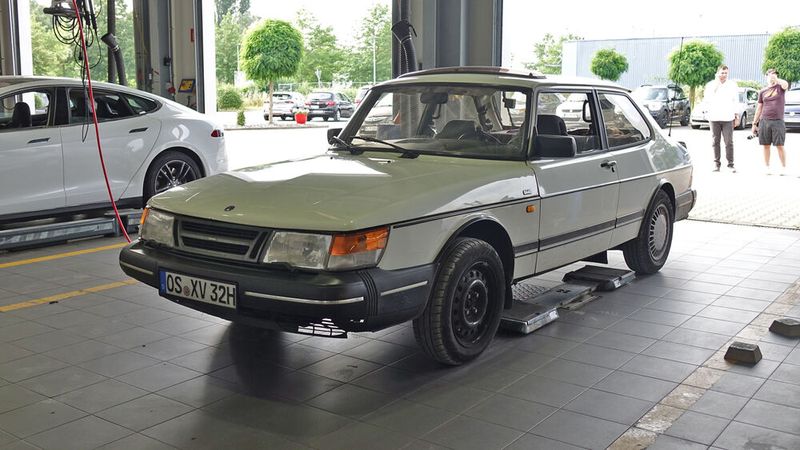 Pflege- bzw. Reparaturbedarf hatte auch dieser Saab 900. (Bild: Schreiner/»kfz-betrieb«)
