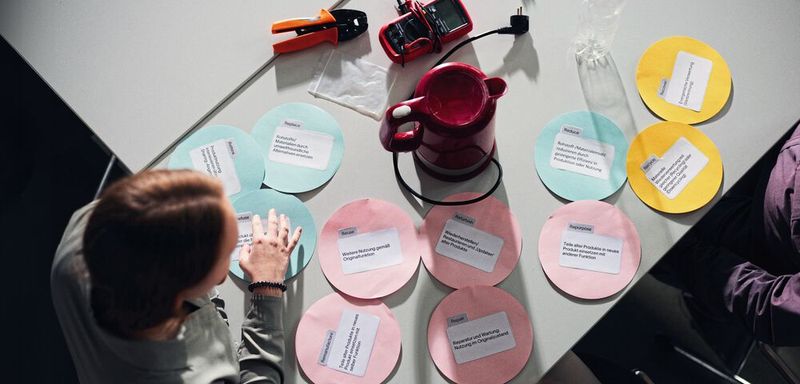 Abb. 1: Die Circular Economy ist ein ganzheitlicher Ansatz: Bereits bei der Entwicklung der Produkte, beim Design, der Materialauswahl, im Produktionsprozess, während der Verwendung und schließlich am Ende des Lebenszyklus muss Kreislaufführung berücksichtigt werden. (Bild:  © P. Pollmeier/HSBI)