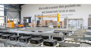 Die Produktionslinie der ersten Großfertigung für gewerbliche Batteriespeichersysteme Europas.  (Tesvolt)