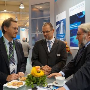 Dr. Bernhard Hauke (Geschäftsführer BFS), Jörg Mährlein (Leiter der Niederlassung SLV Duisburg der GSI) und Volker Hüller (Geschäftsführer BFS) im Gespräch auf der Messe Schweissen & Schneiden 2013.