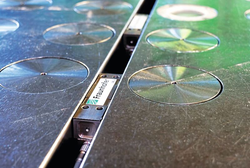 Nachrüstung von Sensorik: „SmartNOTCH“ wird hier etwa in die T-Nuten einer Presse eingebaut und überwacht dort – in der Edge – kontinuierlich und automatisiert die Produktionsprozesse. So hat man quasi einen „intelligenten“ Nutenstein in der Maschine. (Bild: Fraunhofer CCIT)