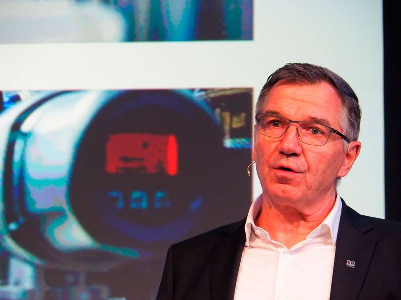 Jedes produzierte E+H-Gerät hat bereits sein digitales Abbild. Mehr als 30 Millionen digitale Zwillinge sind schon verfügbar, so Nikolaus Krüger (Endress+Hauser). (Mühlenkamp / PROCESS)