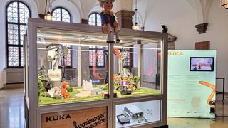 Die Roboter „Mario“ und „Nette“ des Automatisierungskonzerns Kuka waren über die Wintermonate als Puppenspieler ins Augsburger Rathaus eingezogen. (Bild: Kuka)