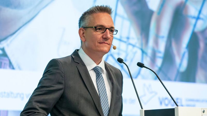 Wachstum ist im Automobilhandel ein wesentlicher Trend, aber nicht der Heilsbringer. »kfz-betrieb«-Chefredakteur Wolfgang Michel fordert vielmehr: „Es braucht Menschen, die ausgetretene Pfade verlassen.“ (Bild:  Stefan Bausewein)