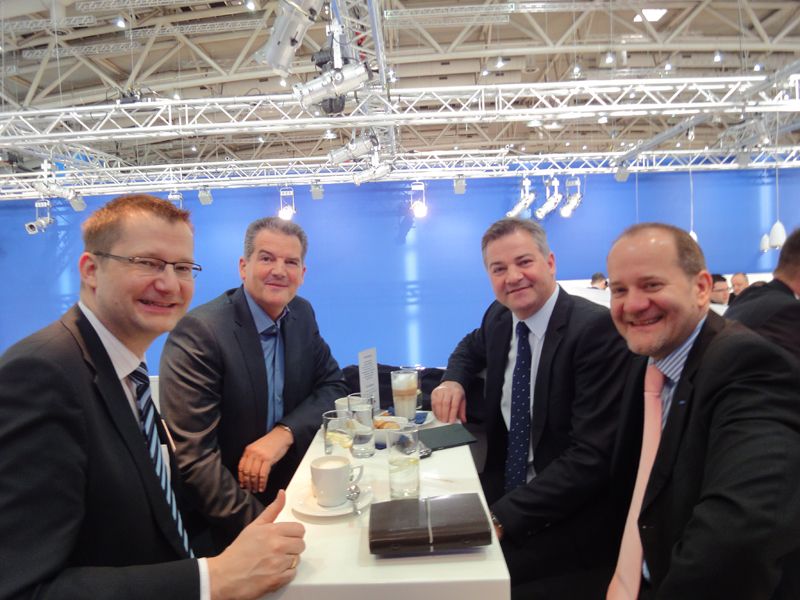 Eine charmante Truppe (v.l.): Klaus Schumann, Samsung, Thomas Kasper und Marcus Hammann, Tech Data, und Jürgen F. Krüger, Samsung (Archiv: Vogel Business Media)