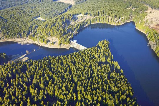 Die Rappbodetalsperre im Harz ist von Wäldern umgeben und die größte Trinkwassertalsperre Deutschlands. Die Rappbodetalsperre im Harz ist von Wäldern umgeben und die größte Trinkwassertalsperre Deutschlands.