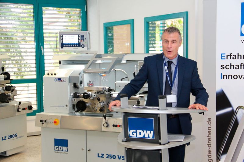 Uwe Häberer, Leiter der Division „Digital Factory“ Deutschland, Siemens AG: „2009 zur EMO waren GDW und wir fast die einzigen Aussteller, die eine Innovation präsentierten. Warum? Wir hatten damals die große Krise und keiner wollte eigentlich zur EMO gehen, es kostete viel Geld, man konnte nichts Neues zeigen und da haben Sie (GDW) mit Ihrem Tatendrang bewiesen, dass es oft darauf ankommt, selbst wenn die Wirtschaft nicht so gut läuft, das richtige Gespür für den Markt zu haben und auch erfolgreich zu sein“. (Sonnenberg)