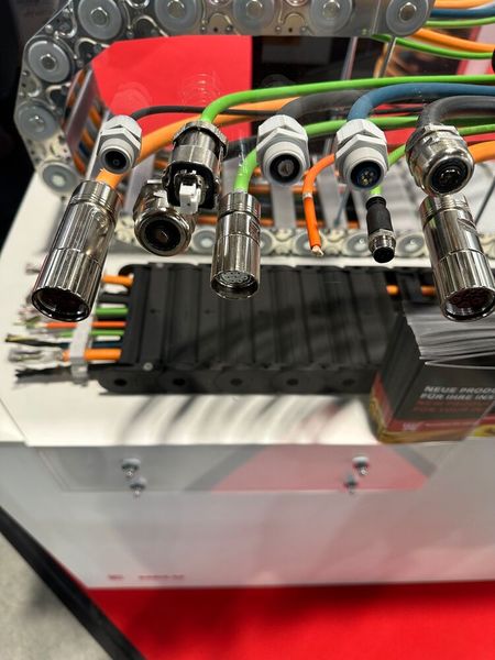 Das Heluchain System ist das modulare Baukastensystem von Helukabel für lineare Bewegungsanwendungen mit Energieführungsketten. Es vereint die Energiekette, die schleppkettenfähige Leitung, die Konfektion und das passende Zubehör zu einer abgestimmten Komplettlösung, die über eine einzige Artikelnummer bestellt werden kann. Der Nutzen liegt vor allem im geringeren Bestell- und Verwaltungsaufwand, da eine Lieferung und eine Rechnung genügen und das ERP durch den Verzicht auf Einzelartikel schlank bleibt. Typische Einsatzbereiche sind Werkzeugmaschinen, Portal- und Linearachsen, Handling- und Montageanlagen, die Intralogistik sowie die Krantechnik. (Bild: Jeremy Streiff)