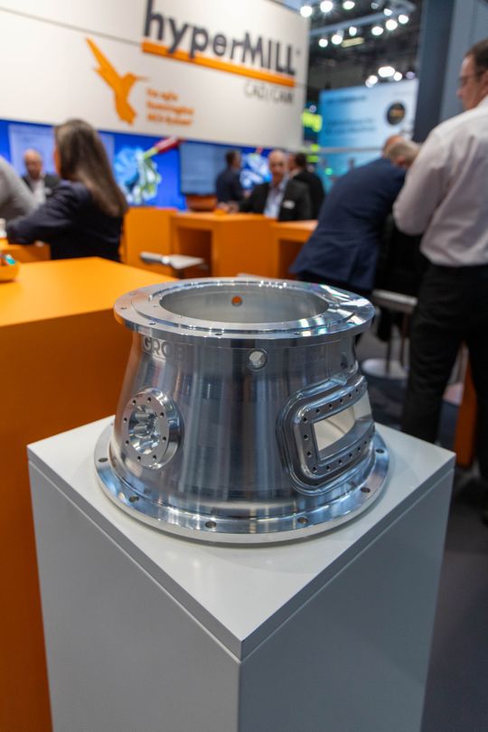 Das diesjährige Ausstellungsstück: Ein Propeller-Hub als Beispiel für die Aerospace-Branche, in der Open Mind in letzter Zeit einige wichtige Kunden gewinnen konnte.(Bild:  Open Mind)