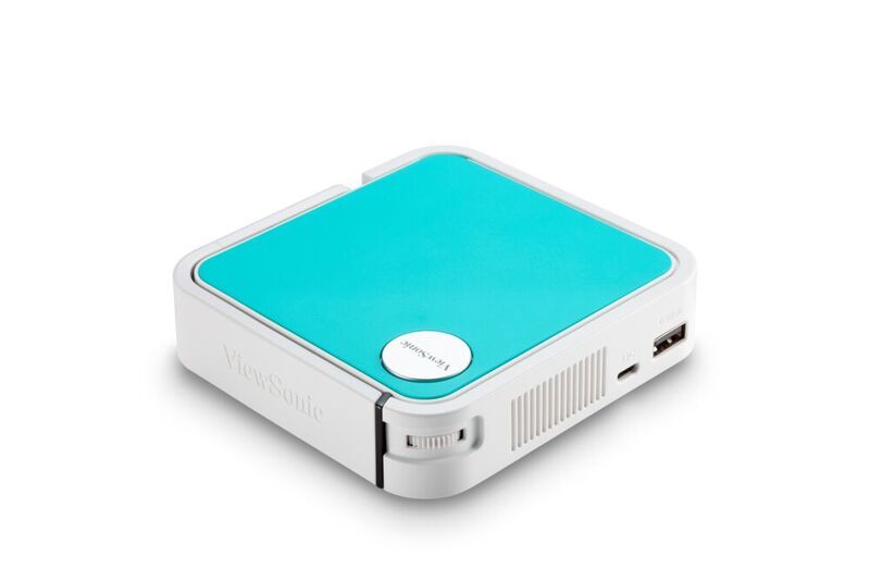 Beim Transport schützt der hochgeklappte Standfuß das Objektiv. Die bunte Oberseite des Beamers ist auswechselbar und in verschiedenen Farben im Lieferumfang enthalten. (Viewsonic)