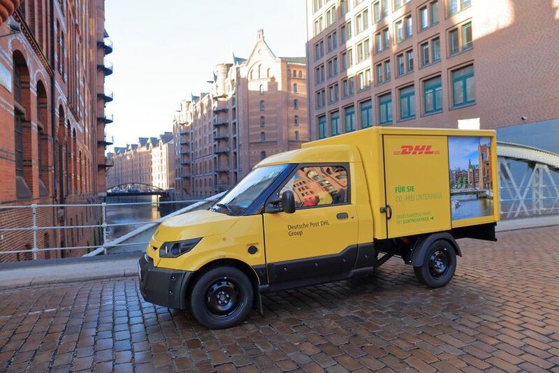 Ab sofort stellen 30 Streetscooter-Elektrofahrzeuge Pakete leise und emissionsfrei in der Hamburger Innenstadt zu.  (DHL)