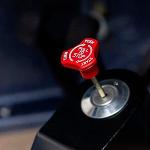 Auch der separate Starterknopf, der ein Zug-Dreh-Knopf ist, soll Fliegeratmosphäre verbreiten.(Bild:  Meyers Manx)