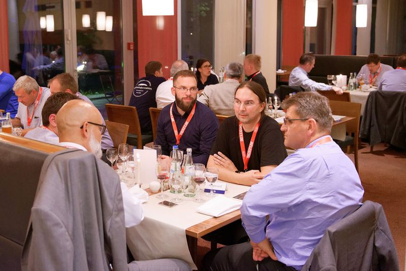 Geselliges Beisammensein während der Abendveranstaltung. (Bild: EP)