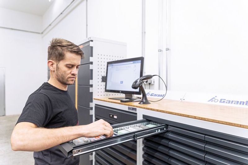 HSS-Werkzeuge und einfache Handschuhe werden in den Schubladen von Garant Tool24 Smartline untergebracht. (Bild: Hoffmann Group)