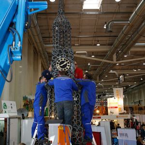 Das Ergebnis des Weltrekord-Schweißens: Der Hamburger „Michel“ im Maßstab 1:20, nachgeschweißt aus Hufeisen. Bild: Rehm Schweißtechnik