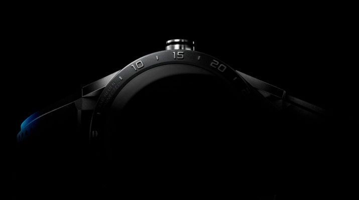 Eine Luxus-Smartwatch von TAG Heuer soll am 9. November 2015 zu dem stolzen Preis von 1.800 US-Dollar in den Handel kommen. Diese soll gängige Smartwatch-Funktionen sowie eine Akkulaufzeit von 40 Stunden verfügen und wurde zusammen mit Intel entwickelt. Mehr wird über die Carrera Wearable 01 noch nicht verraten. (Bild: TAG Heuer)