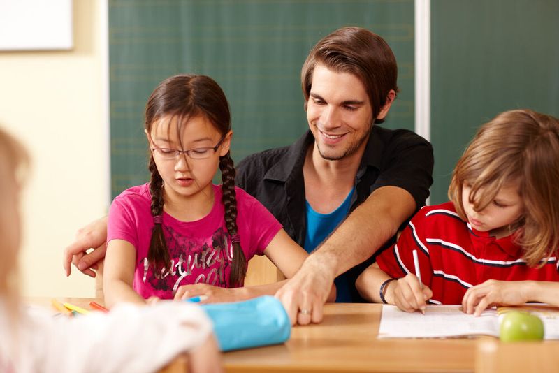 Fachkräfte für die Betreuung von Kindern sind gefragter denn je. Besonders Erzieherinnen und Erzieher schießen nach vorne und belegen nun einen starken vierten Platz im Gesamtranking – im Vergleich zum Vorjahr (Platz 11) ein massiver Sprung, der den enormen Bedarf verdeutlicht. (Bild: © Christian Schwier - stock.adobe.com)