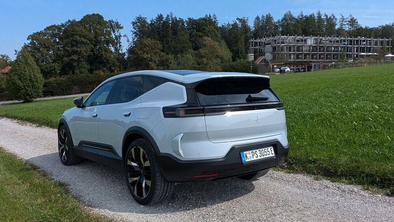 Polestar hat an mehreren Stellen angesetzt, um die Energieeffizienz bei seinem SUV zu verbessern. Unter anderem hat sich der Hersteller für einen Heckspoiler entschieden.  (Bild: Mauritz – VCG)