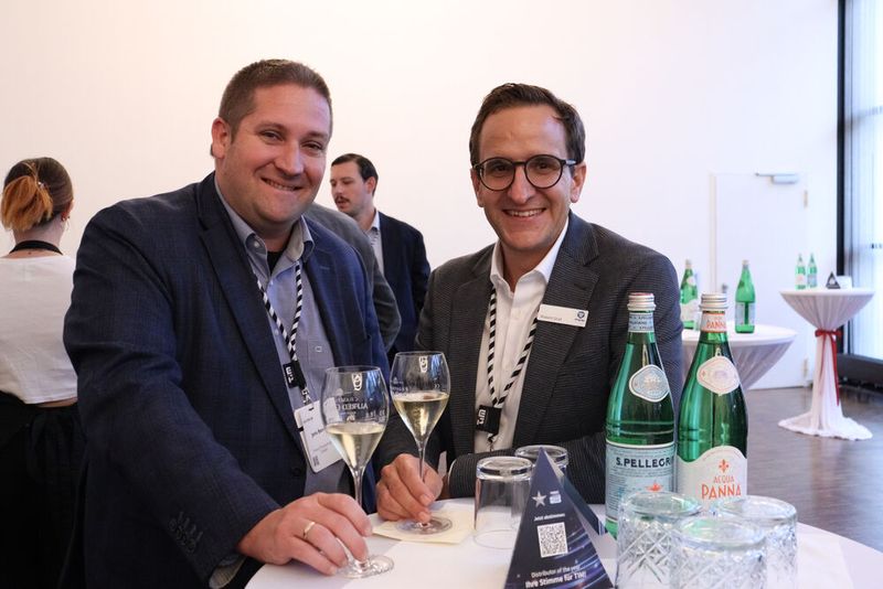 Jens Born (Proact, l.) und Robert Graf (ProLion) stoßen auf einen erfolgreichen Tag an.  (Bild: TIM)