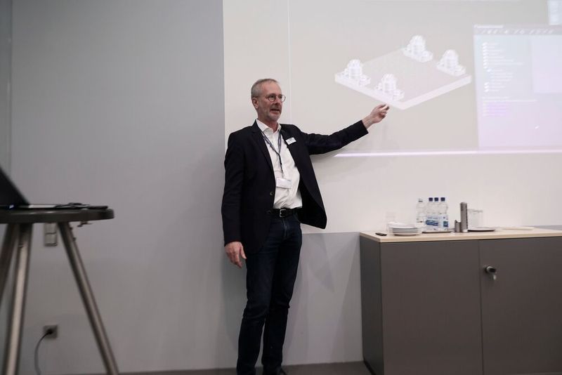 Interessante Vorträge zeigten, wie sich Prozessketten optimal ausrichten lassen, um die Produktion bei Losgröße 1 zukunftssicher und wettbewerbsfähig zu gestalten. (Bild: Maschinenmarkt/rw)