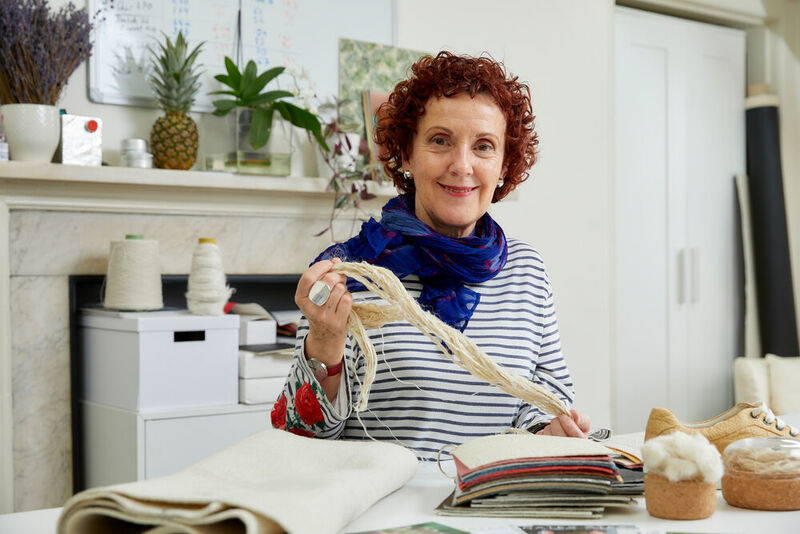 Die spanische Unternehmerin Carmen Hijosa hat eine Lederalternative aus den Fasern von Ananasblättern entwickelt. Die neue Textilie wird aus einer Abfallressource hergestellt und belastet die Umwelt weniger als die Herstellung von Rindsleder. (EPA)