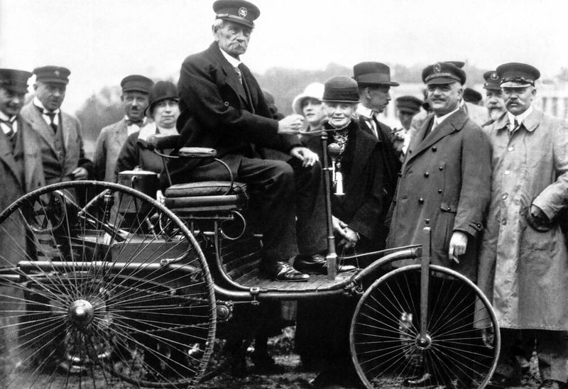 Aller Auto Anfang – Der Benz Patent-Motorwagen wurde 1886 vorgestellt. Hier mit Carl Benz am Steuer.(Bild:  Mercedes-Benz)