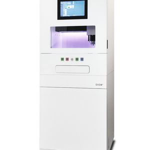 Bild 1: Diese servogetriebene 5-Achs-Dentalfräsmaschine zur Simultanbearbeitung erzielt eine Bearbeitungsgenauigkeit von 5 bis 10 µm.