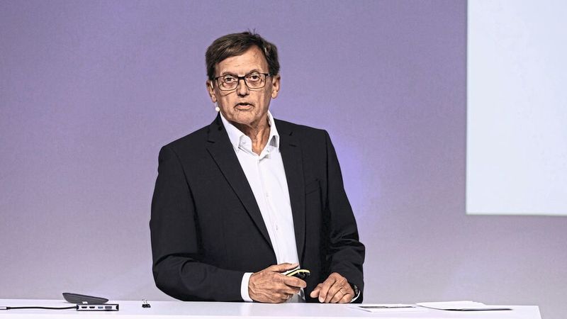 Hans Herrmann vom Autohaus Dobler erläuterte das werteorientierte Führungskonzept des Unternehmens. (Bild: Stefan Bausewein)