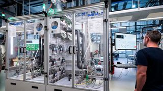 Zwei Brennstoffzellen-Teststationen im ZBT-Hauptlabor. Mithilfe von Computermodellen und den Einsatz von Messkarten können Wissenschaftler die Brennstoffzellen optimieren. (Nadine van der Schoot)