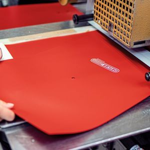 Nach dem Wareneingang: Prüfung der Gewebequalität.(Bild:  Volker Haug, Ortlieb)