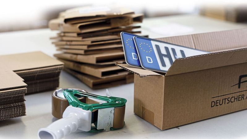 Weil es in vielen Kfz-Zulassungsstellen hapert und Termine schwierig zu erhalten sind, hoffen Autohändler auf die vierte Stufe von i-Kfz. Die beinhaltet aber weiterhin viele analoge Prozesse. Stempelplaketten und Kennzeichen braucht es weiterhin. Die kommen per Versand.(Bild:  Lars Franzen)