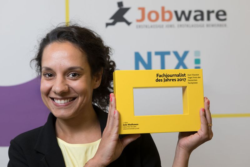 Fachjournalistin des Jahres 2017 ist Julia Wadhawan. Sie hat die Jury überzeugt mit ihrem Artikel „Kein Wert für alle“ über Dynamic Pricing und das Schlachtfeld um die Privatsphäre, erschienen in Absatzwirtschaft 4/2016 im Verlag Meedia. (Fernando Baptista / Deutsche Fachpresse)