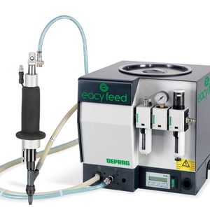 Das Deprag-Eindrücksystem „easy feed“ ist für Schrauben, Gewindestifte, Muttern sowie O-Ringe ausgelegt. Durch die 24-V-Technik und Schwingungsmagnete spare es 80 % der sonst üblichen Energie ein. Das klappe ohne Störungen auch bei schlechter Netzversorgung.