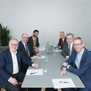 Der Schweizer Maschinenmarkt lud zum runden Tisch vier Gesprächspartner aus Wirtschaft und Ökonomie nach Zürich ein. Das Thema: Werkplatz Schweiz - quo vadis? Urs Berner (CEO Urma AG), Peter Dietrich (Direktor Swissmem), Oliver Müller (Direktor Swissmechanic) und Klaus Wellershoff (VR Wellershoff & Partner Ltd) über fehlende Investitionen, optimale Rahmenbedingungen und Trends in der MEM-Branche.