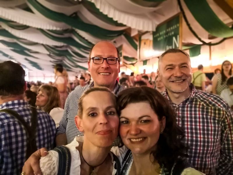 Eva Seidel, Christoph Runge und Irina Sümmerer (v. l. alle drei COS) mit Nuri Göktas (api). (COS / IT-BUSINESS)