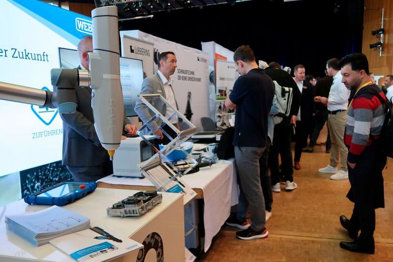 Weber zeigte unter anderem sein vollautomatisches Schraubsystem SEV-C zum Einsatz in der Mensch-Roboter-Kollaboration. (Bild: D. Quitter - VCG)