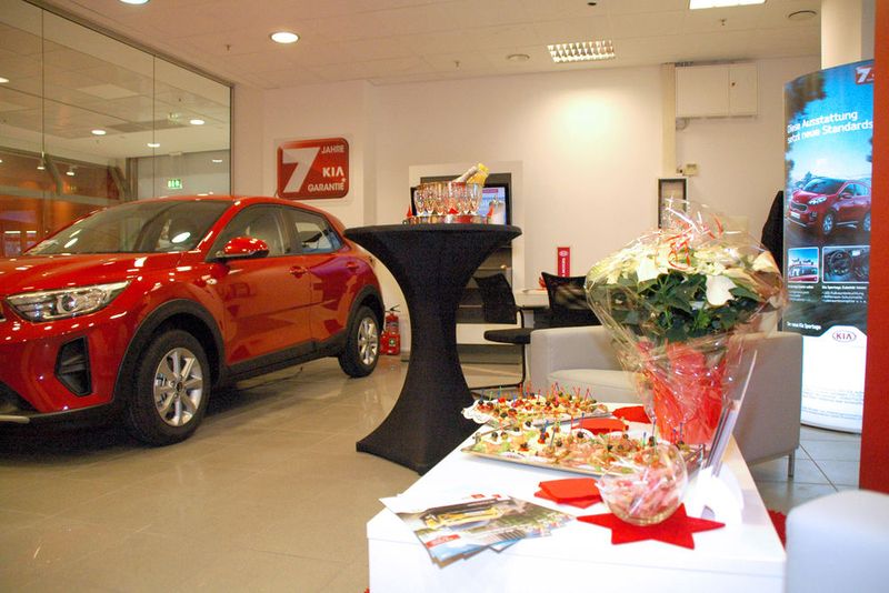 Mit Sekt und Häppchen wurde gefeiert. (Bild: Autohaus Bekirovski)