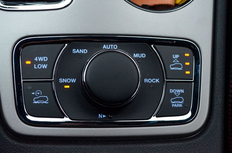 Bei den Fahrwerksoptionen kann man unter anderem einen neuen Bergabfahrassistenten aktivieren, dessen konstante Kriechgeschwindigkeit über die Schaltpaddel am Lenkrad bei Bedarf angepasst werden kann. (Rehberg / »kfz-betrieb«)