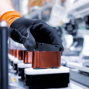 Das Wickeln des Kupferdrahtes für die Spule aus Rechteckdraht ist einer der Prozesse, die Mercedes-Benz für den Axial-Fluss-Motor entwickelt hat. (Bild: Mercedes-Benz)