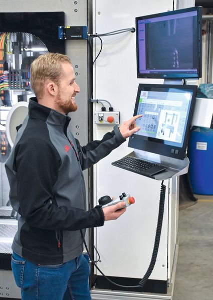 Bedienung und Beobachtung der Anlagen für die additive Fertigung erfolgen mittels der ebenfalls in Lasal erstellte Visualisierung auf einem Multitouch-Bedienpanel TT 1933-S von Sigmatek. (Bild: Peter Kemptner)